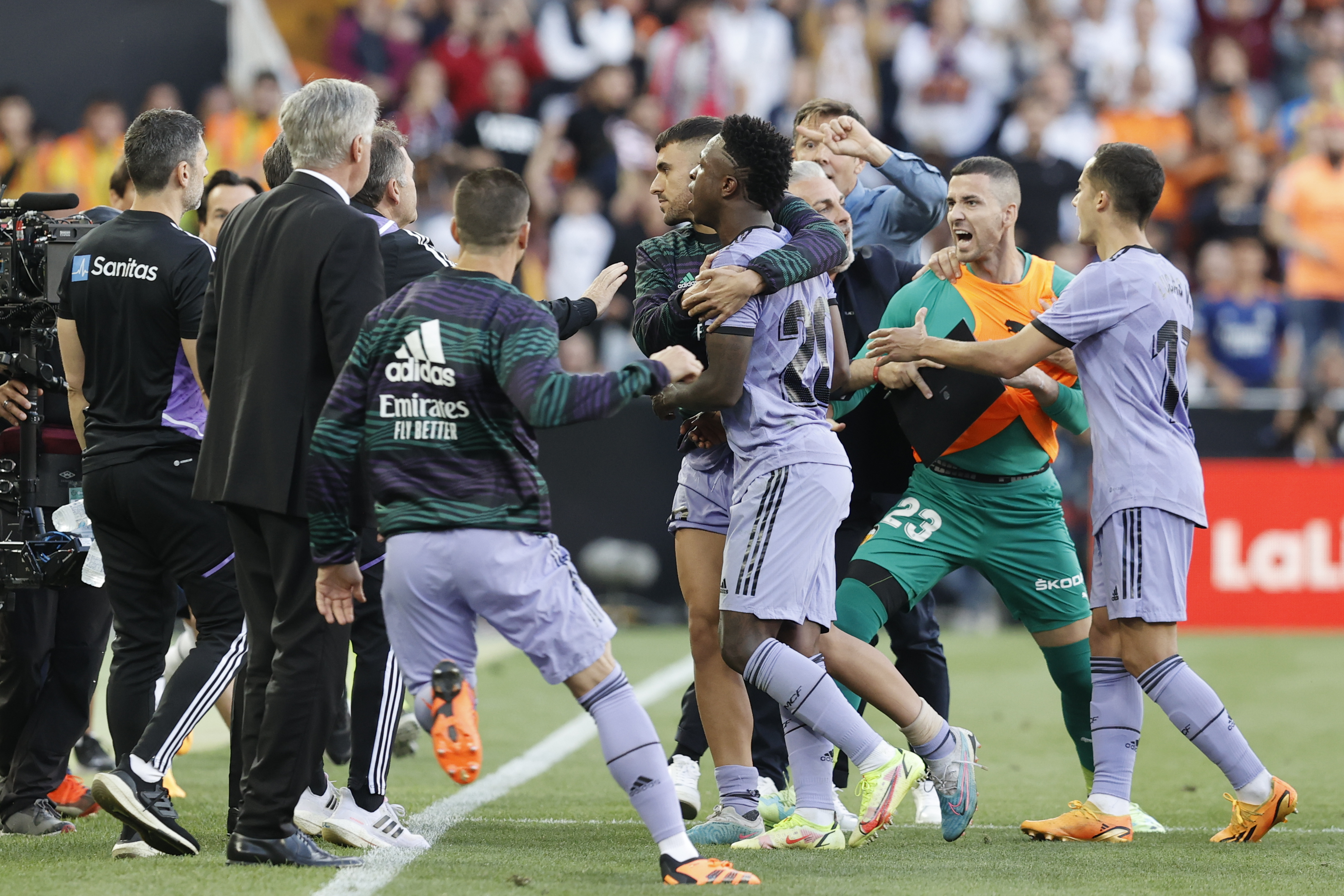 El delantero brasileño del Real Madrid Vinícius Júnior (c) durante un partido disputado en Mestalla, en una foto de archivo. / Kai Forsterling