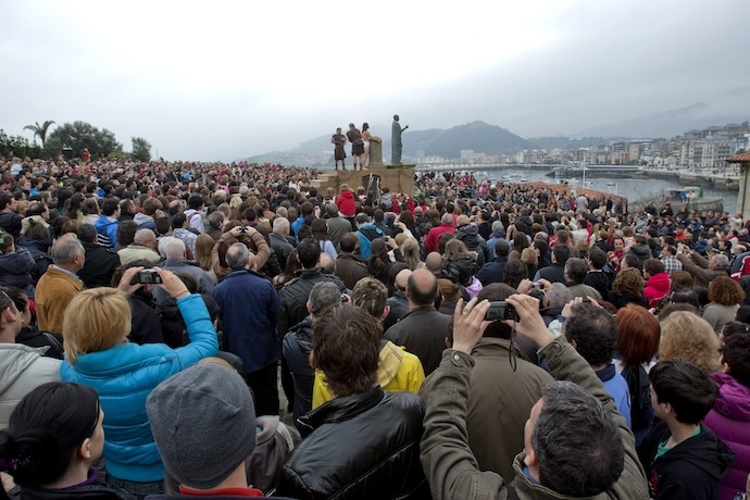 NAC74, CASTRO URDIALES (CANTABRIA). 06/04/2012.- Miles de personas se han dado cita esta mañana de Viernes Santo para contemplar la escenificación de la Pasión Viviente de Castro Urdiales (Cantabria), a pesar del clima desapacible en todo el norte de España.EFE/Alberto Aja