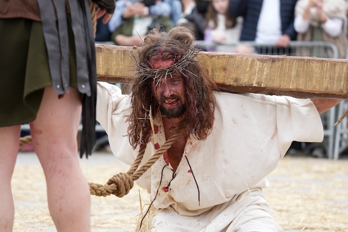 Representación de la Pasión de Cristo Viviente mientras lo llevan a la cruz para ser crucificado, a 15 de abril de 2022, en Castro-Urdiales, Cantabria (España). Cada año, acuden más de 20.000 personas a presenciar la representación de la pasión de Cristo, desde la última cena hasta la crucifixión de Cristo. El origen de la Pasión Viviente de Castro Urdiales es del año 1984 cuando un grupo de jóvenes que realizaban un campamento de verano, deciden, junto al Padre “Sandalio”, crear la representación de la Pasión de Cristo, que se representó por primera vez en el año 1985.
15 ABRIL 2022;PASION VIVIENTE;CASTROURDIALES
H.Bilbao / Europa Press
15/4/2022