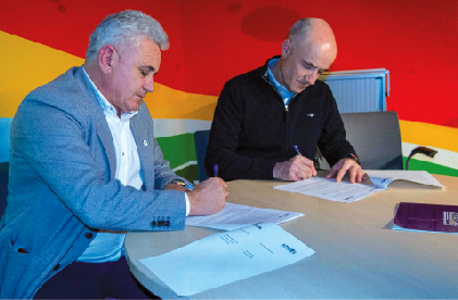 Momento de la firma del convenio de la Asociación de Peñas de Bolos (APEBOL) y Construcciones TEKTIA en las instalaciones de Hierros Tirso de Parbayón. / FCB - SERGIO ITURBE