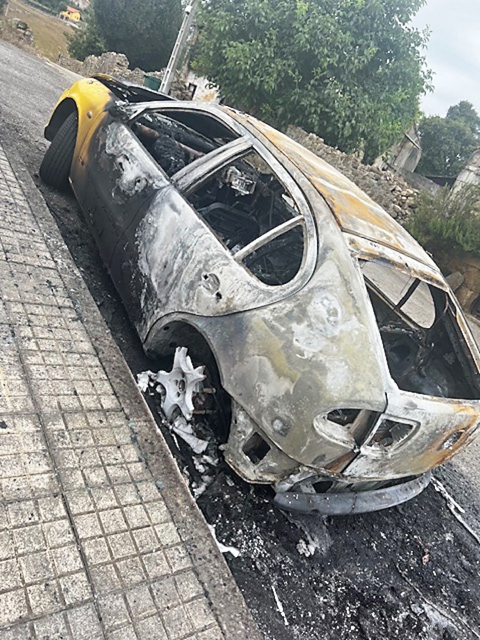 Evidencia del destructivo acto por el que han sido detenidos varios individuos, acusados de quemar más de medio centenar de automóviles.