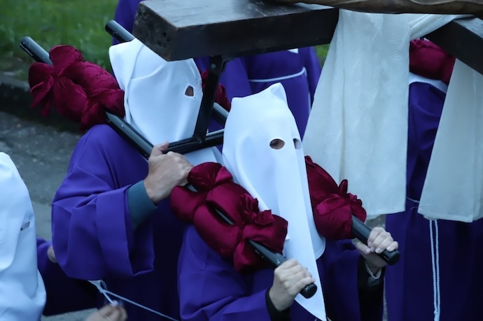 La procesión de Viernes Santo en San Vicente de la Barquera despliega una emotiva demostración de fe, con la icónica cruz liderando el camino desde la Iglesia Santa María de los Ángeles, a través de paisajes que cuentan historias de siglos.