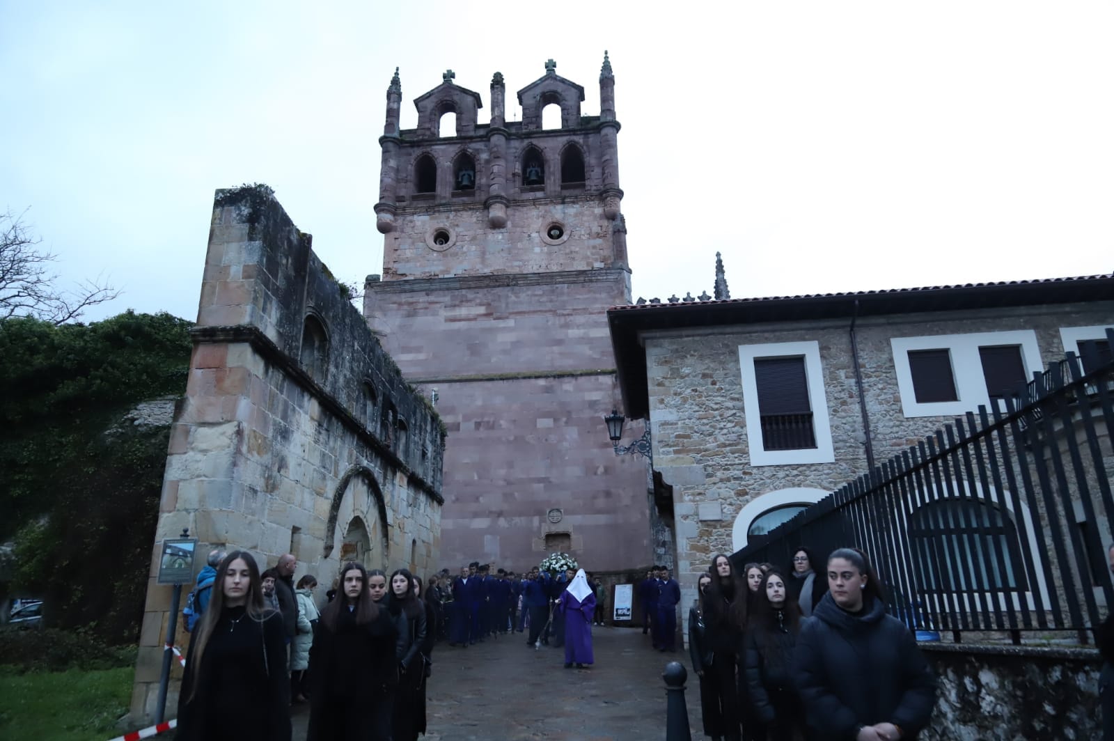 La tradicional procesión de Viernes Santo ilumina las calles de San Vicente de la Barquera, marcando el camino desde la majestuosa iglesia hasta el Castillo del Rey, en una muestra de comunidad, devoción y esperanza ante la mirada atenta de sus habitantes.