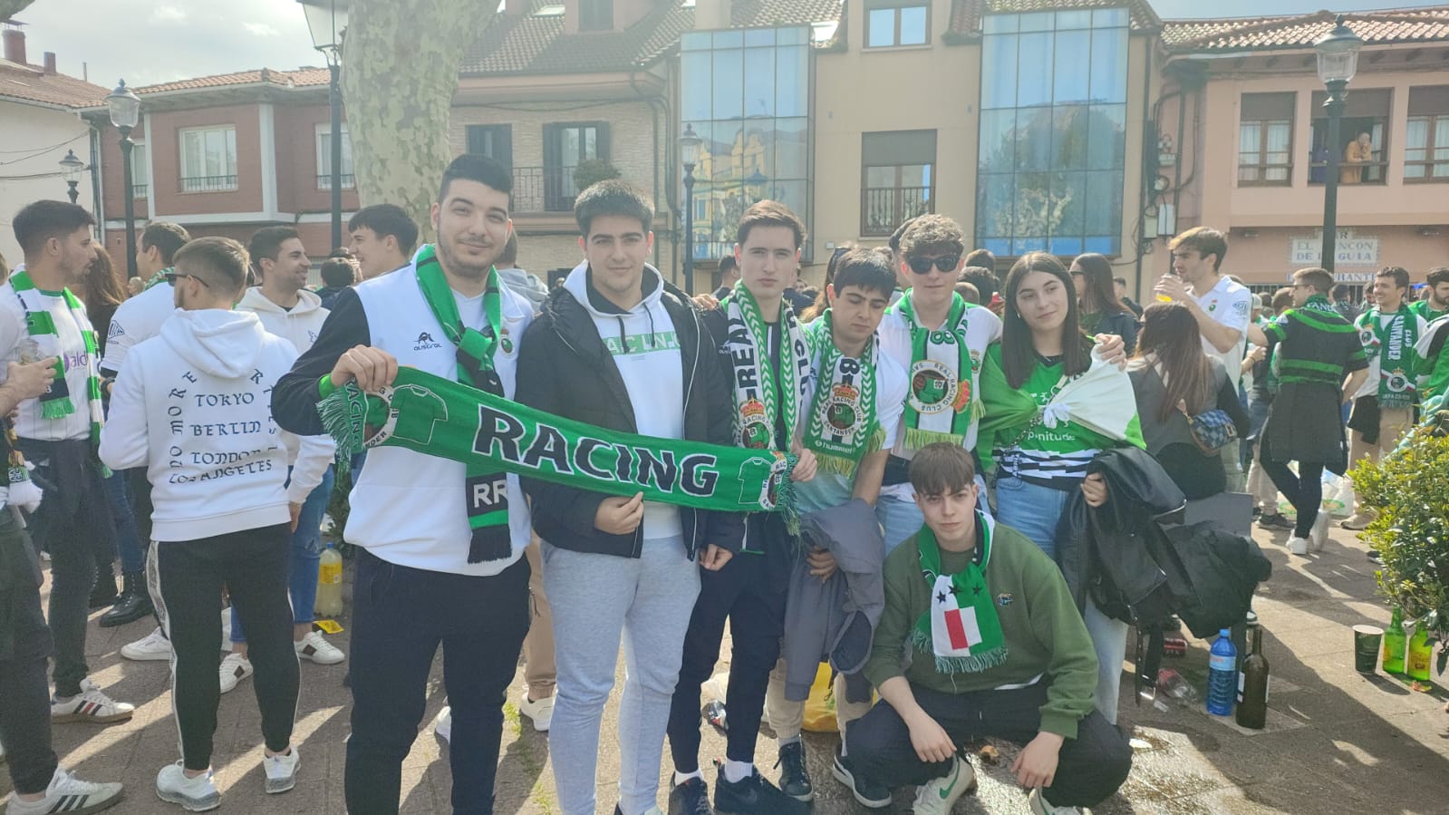 Algunos de los aficionados desplazados del Racing. / Alerta