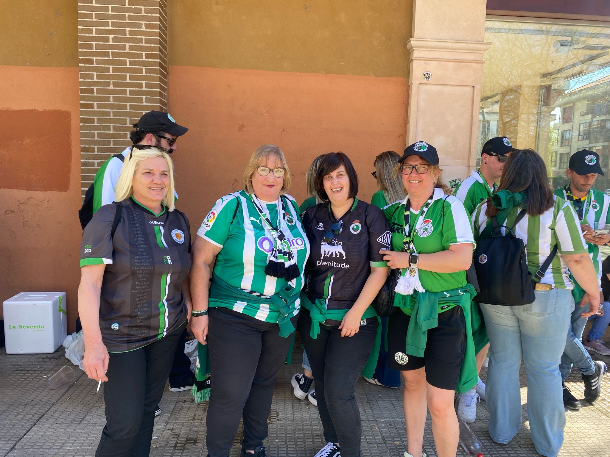 Aficionados cántabros durante la previa en Burgos. / Racing de Santander
