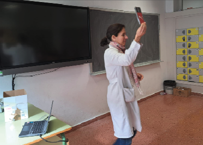 La maestra durante una clase mostrando un teléfono móvil. / E.R.
