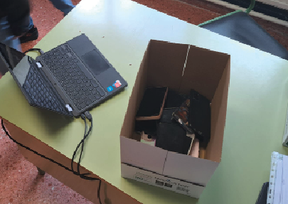Los móviles de los alumnos, en una caja durante la clase. / alerta