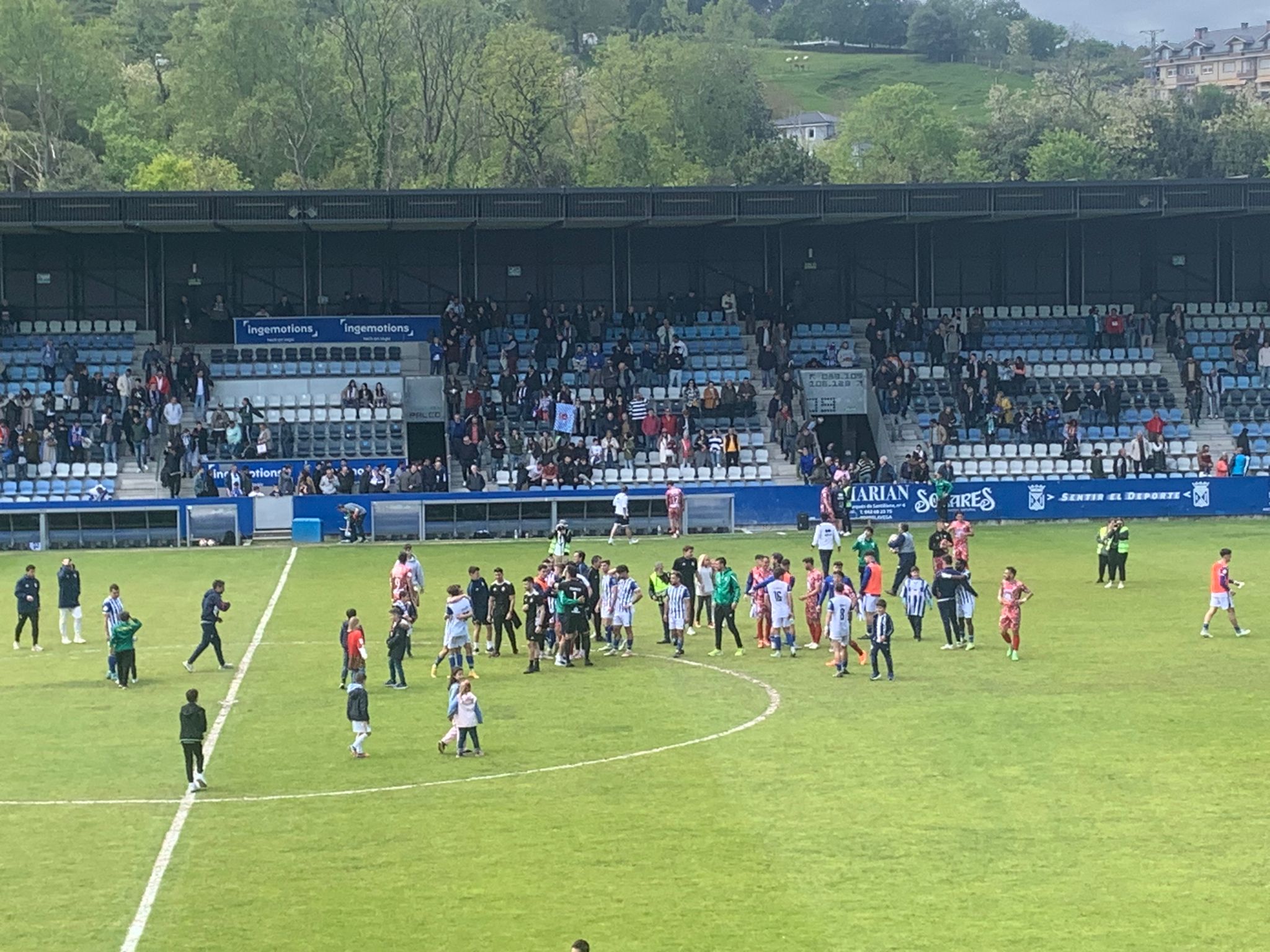 Los jugadores celebran la victoria con algunos aficionados que saltan al campo. / V.G.