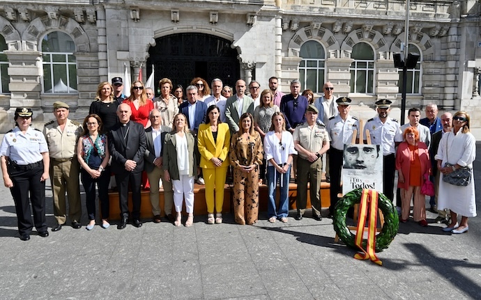Presidido por la alcaldesa Gema Igual, ha contado con la participación de la presidenta de Cantabria, María José Sáenz de Buruaga, la presidenta de la Asociación Cántabra de Víctimas del Terrorismo (ASCANVITE), Silvia Gómez, otras autoridades civiles y militares, y miembros de la Corporación Municipal.