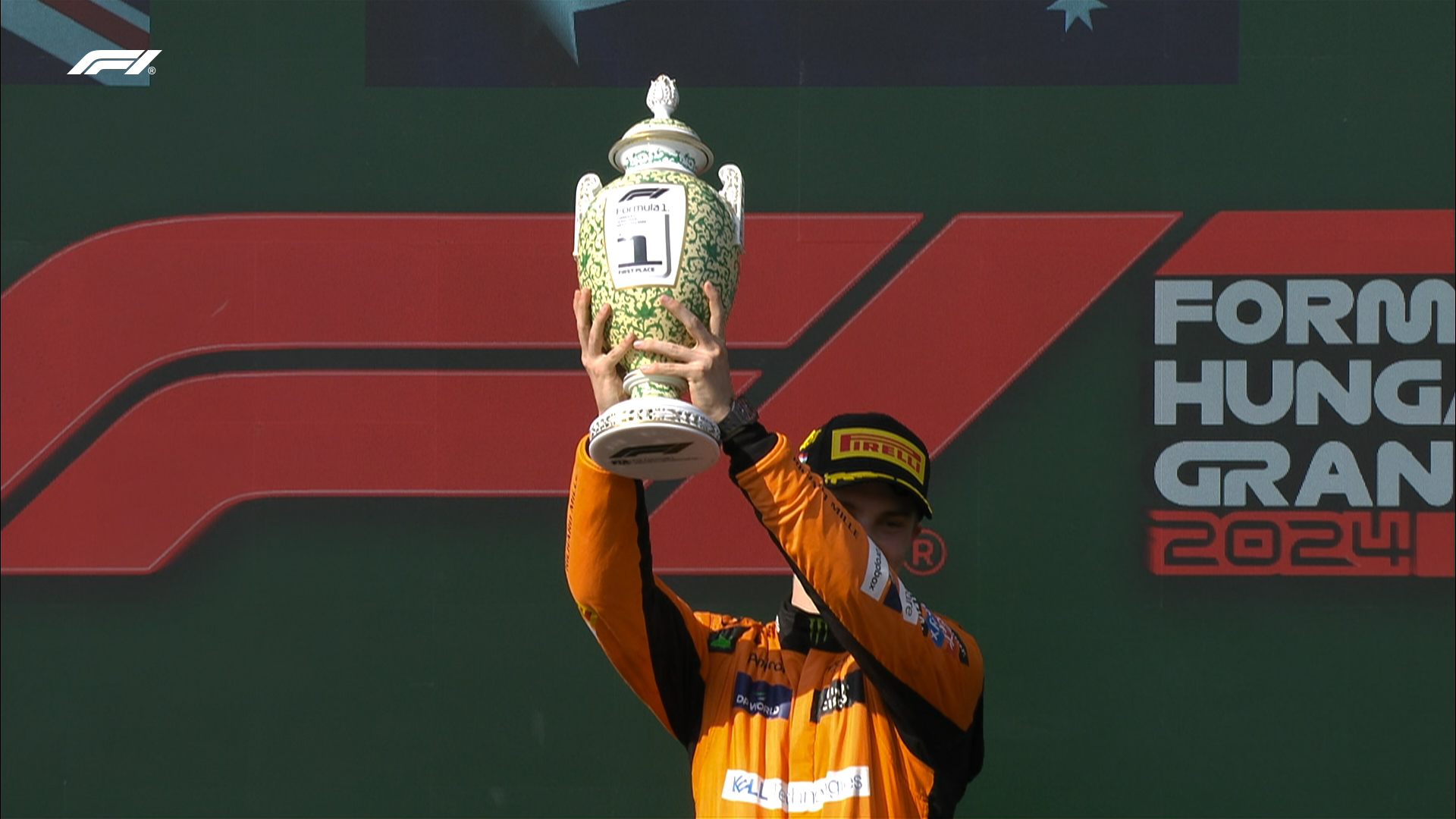 Oscar Piastri levanta su primer trofeo en la F1. / F1