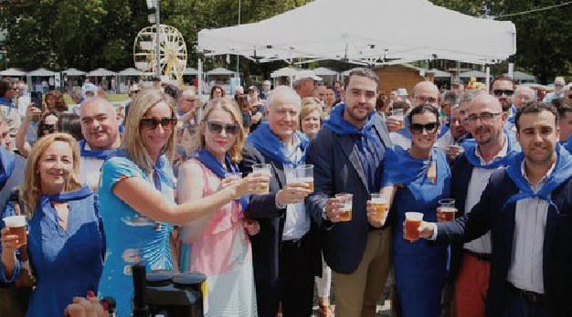 Miembros de la Corporación de Santander, junto a visitantes y residentes disfrutando del día de casetas, en el primer día de fiestas. / ALERTA