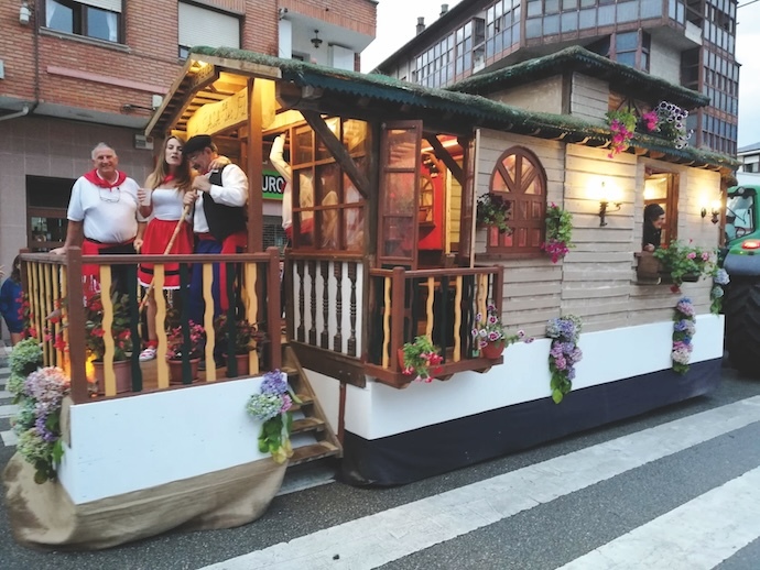 Las carrozas animarán las calles de la villa.