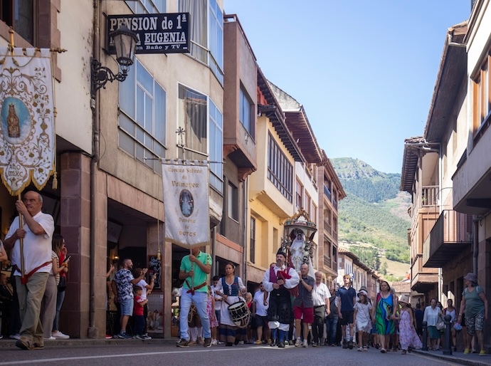 La Virgen de Valmayor regresó un año más a su ermita, cumpliendo con la tradición, portada en andas por los devotos de la imagen, desde la iglesia parroquial de San Vicente Mártir en la villa de Potes hasta la ermita en las inmediaciones del Pico Pumar.
