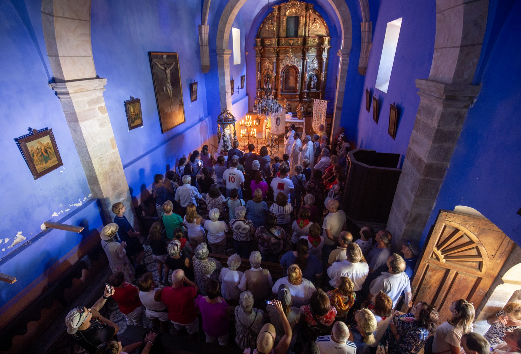 Muchos fieles y devotos acompañaron a la imagen, y en la campa de la ermita se celebró una misa de campaña, oficiada por el párroco de Potes, Elías Hoyal. Al concluir la ceremonia, la imagen fue llevada en andas alrededor de la ermita y posteriormente se cantó la tradicional Salve en el interior de la misma. El responso por los cofrades difuntos fue otra tradición cumplida.