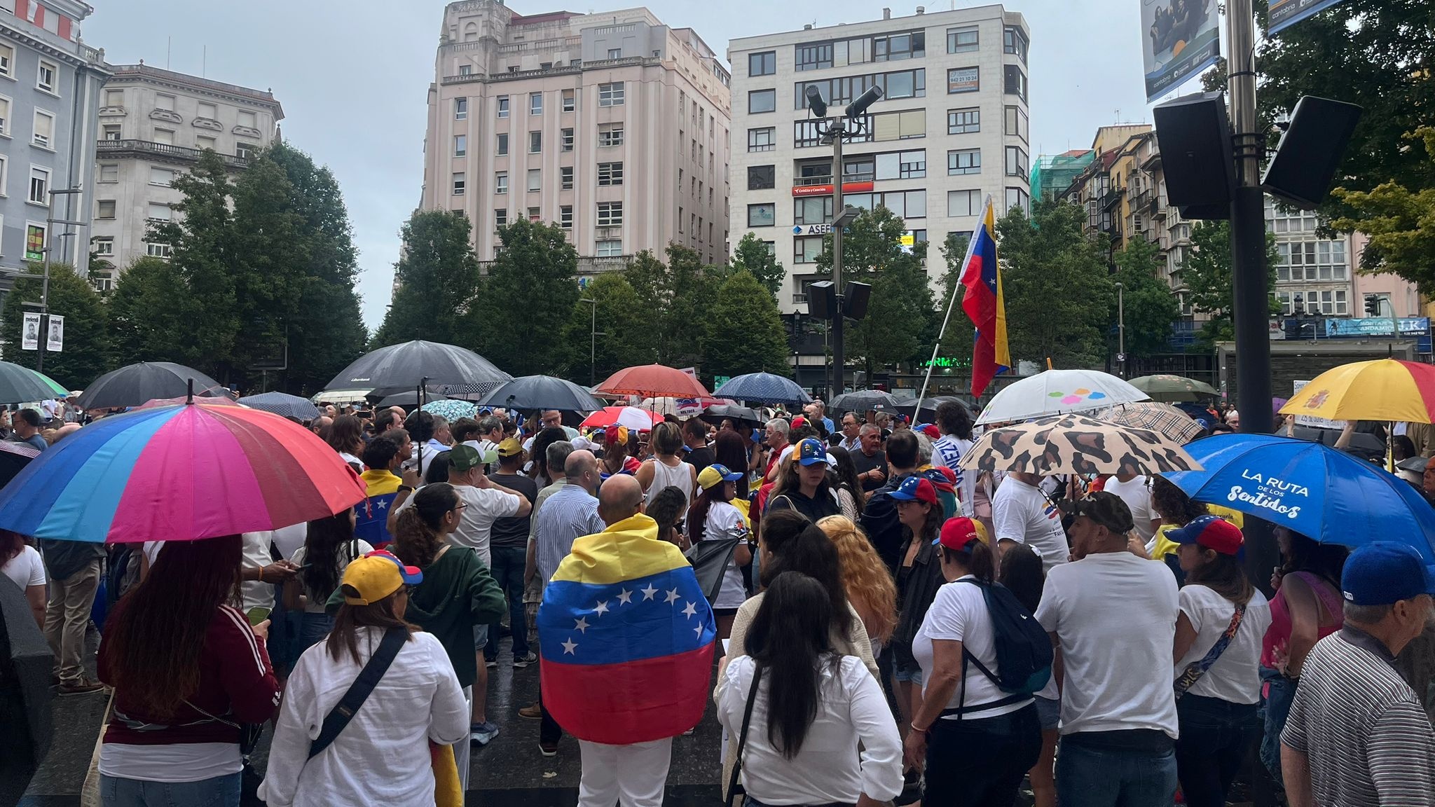 La lluvia no impidió que la gente acudiera a la manifestación. / X