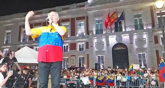 Miles de personas se congregaron ayer en la madrileña Puerta del Sol para defender la democracia y la libertad en Venezuela, exigiendo el reconocimiento de la victoria electoral de la oposición. / Alerta