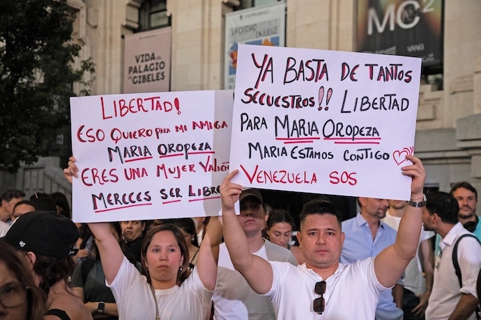 Miles de personas se congregaron ayer en la madrileña Puerta del Sol para defender la democracia y la libertad en Venezuela, exigiendo el reconocimiento de la victoria electoral de la oposición. / Alerta