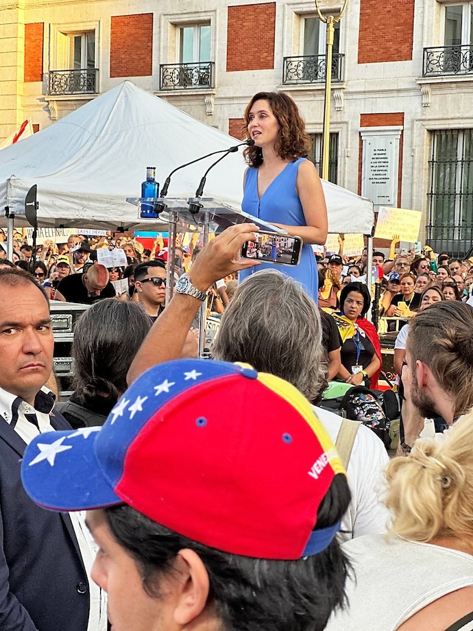 Miles de personas se congregaron ayer en la madrileña Puerta del Sol para defender la democracia y la libertad en Venezuela, exigiendo el reconocimiento de la victoria electoral de la oposición. / Alerta