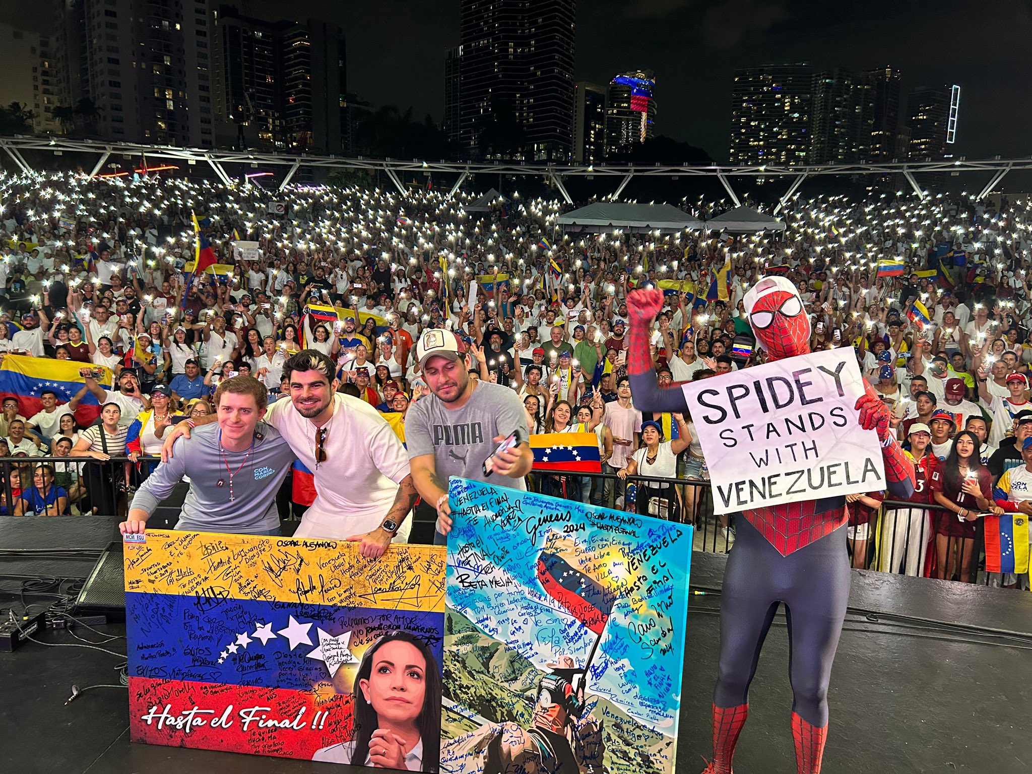 ¡Qué noche en Miami! 🇺🇸  Así nos reunimos para enviar un mensaje poderoso a Estados Unidos y al mundo. Nuestro futuro y la paz en la región depende lo que pase en Venezuela.