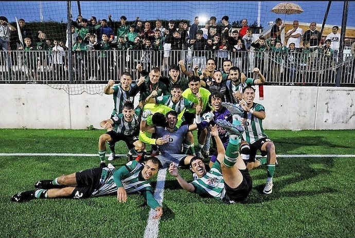 El Vimenor celebra con la afición la victoria final. / vimenor