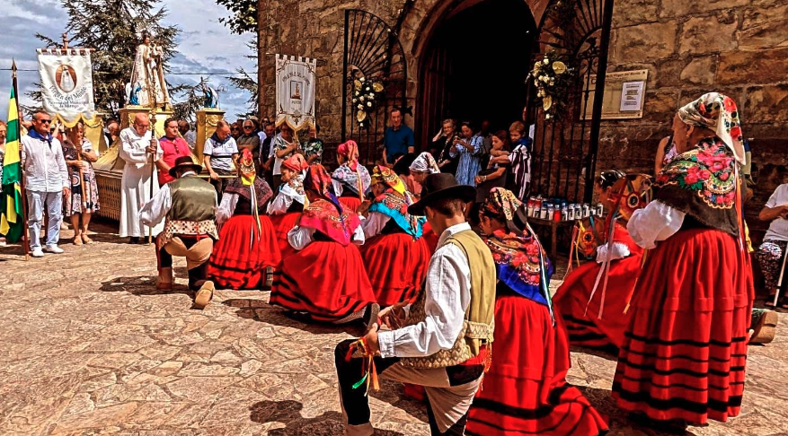 El folclore de Cartes da vida al 75º aniversario de la Virgen del Monte en Mogro