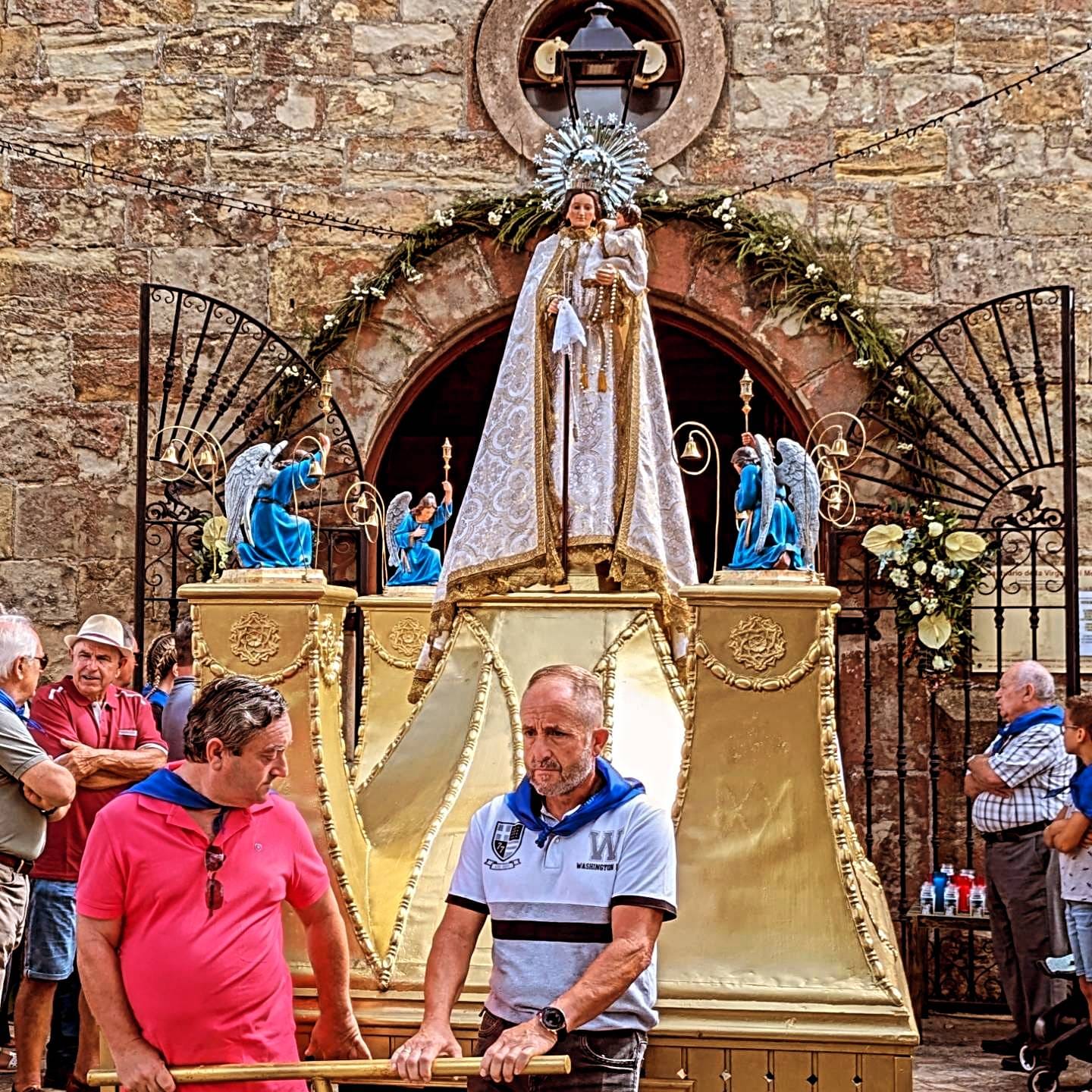 Devoción y el patriotismo regional, Mogro celebró el 75º aniversario de la proclamación de la Virgen del Monte como su patrona, con una procesión llena de fervor y tradición.