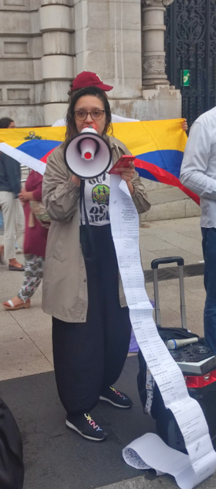 Una manifestante con una larga lista gritando, 'Acta mata sentencia'. / A.E.