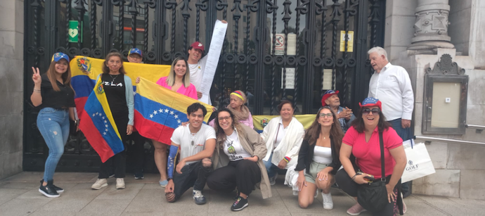 Venezolanos y cántabros durante la manifestación por la libertad de Venezuela. / A.E.
