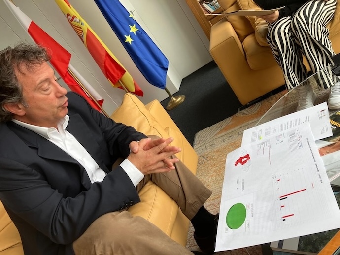 La financiación es un tema recurrente en la conversación. "Siempre se necesita más financiación", reconoce Palencia, pero señala que el apoyo del ministerio ha sido insuficiente, especialmente en áreas críticas como la sanidad animal. "El ministerio no ha aportado ni un solo euro para la enfermedad hemorrágica o la lengua azul", denuncia. / S.D.