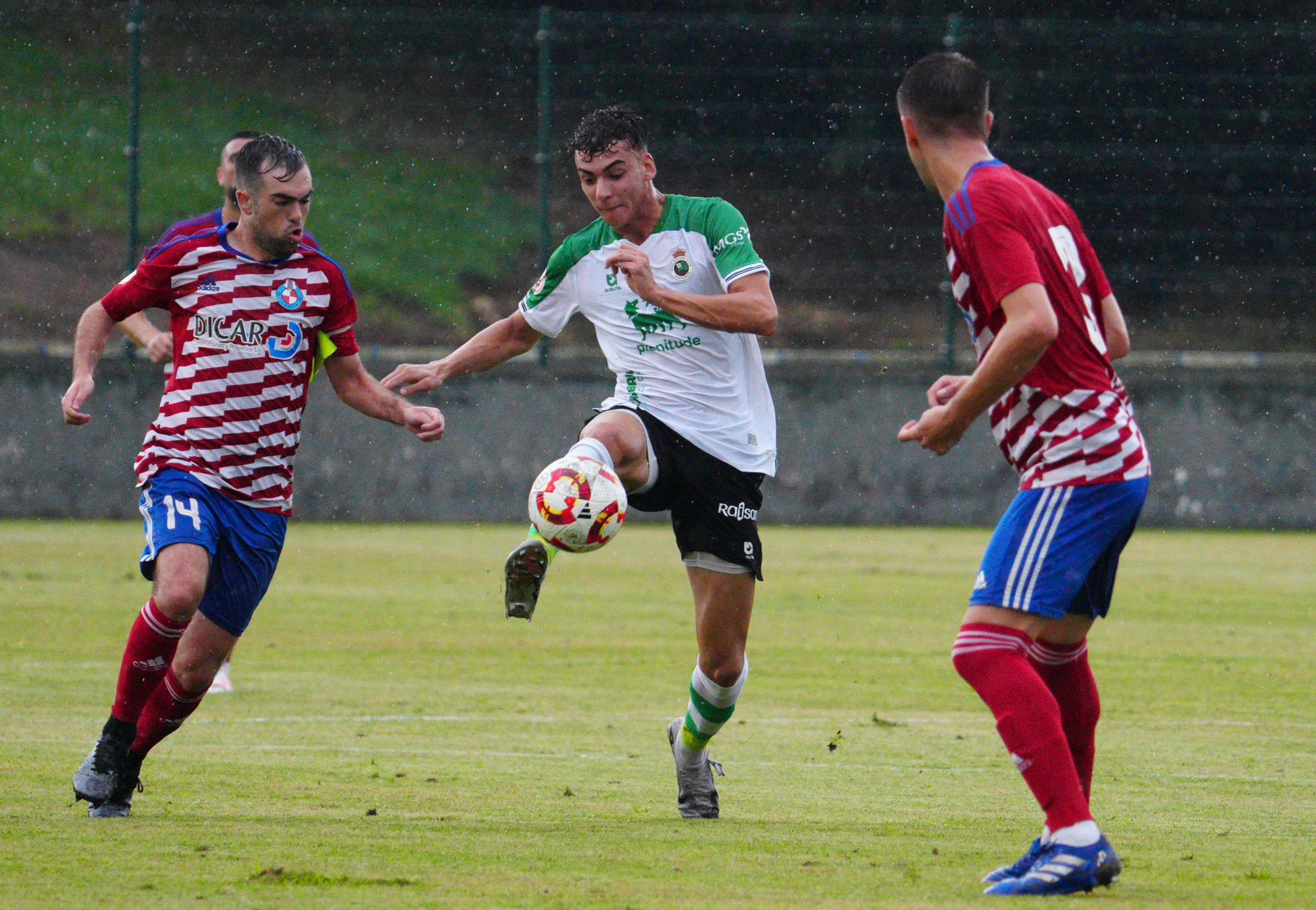 Una de las jugadas de la primera parte entre Rayo Cantabria y UD Llanera. / Racing Cantera