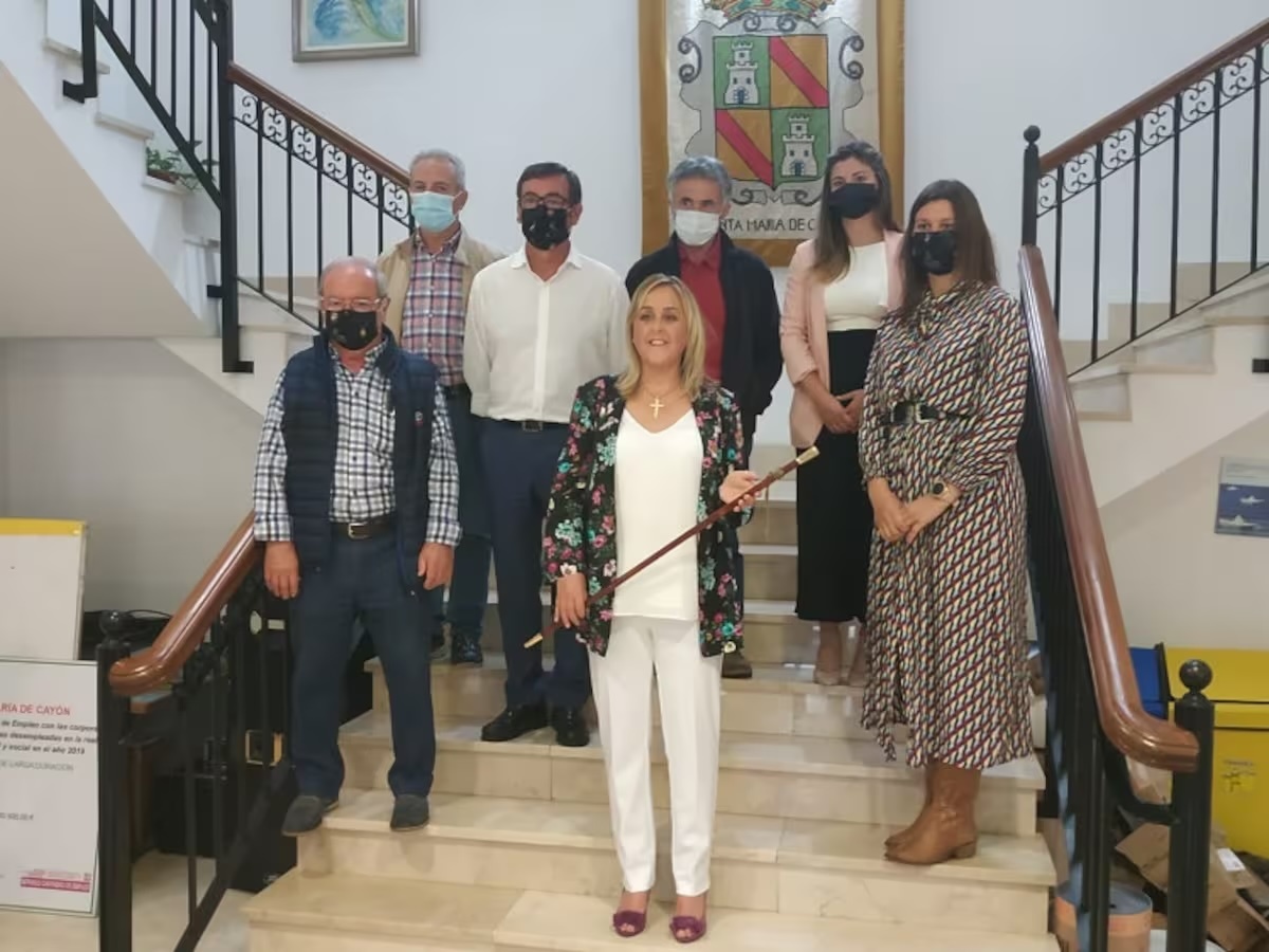 Con el bastón de mando, la alcaldesa de Santa María de Cayón, Pilar del Río, durante su toma de posesión. / A.E.