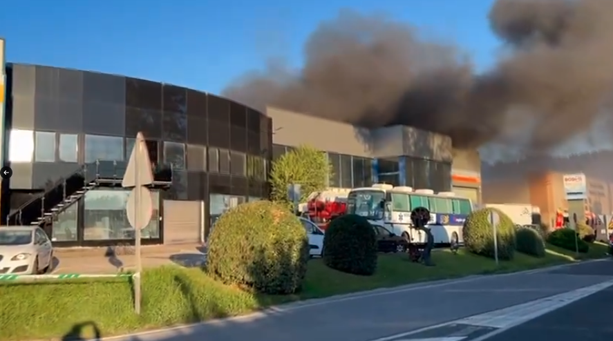 Los bomberos consiguieron sofocar las llamas y que no se propagaran a otras naves