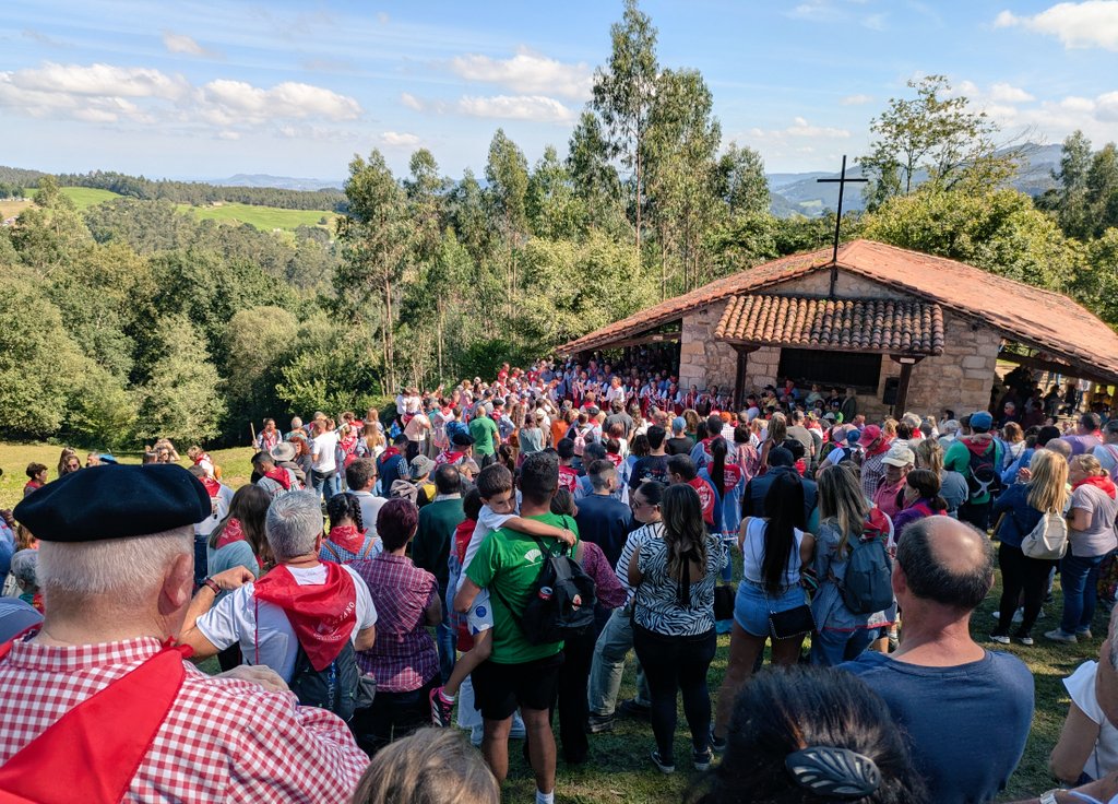 Cientos de personas realizaron la subida a San Cipriano. / Red Social X
