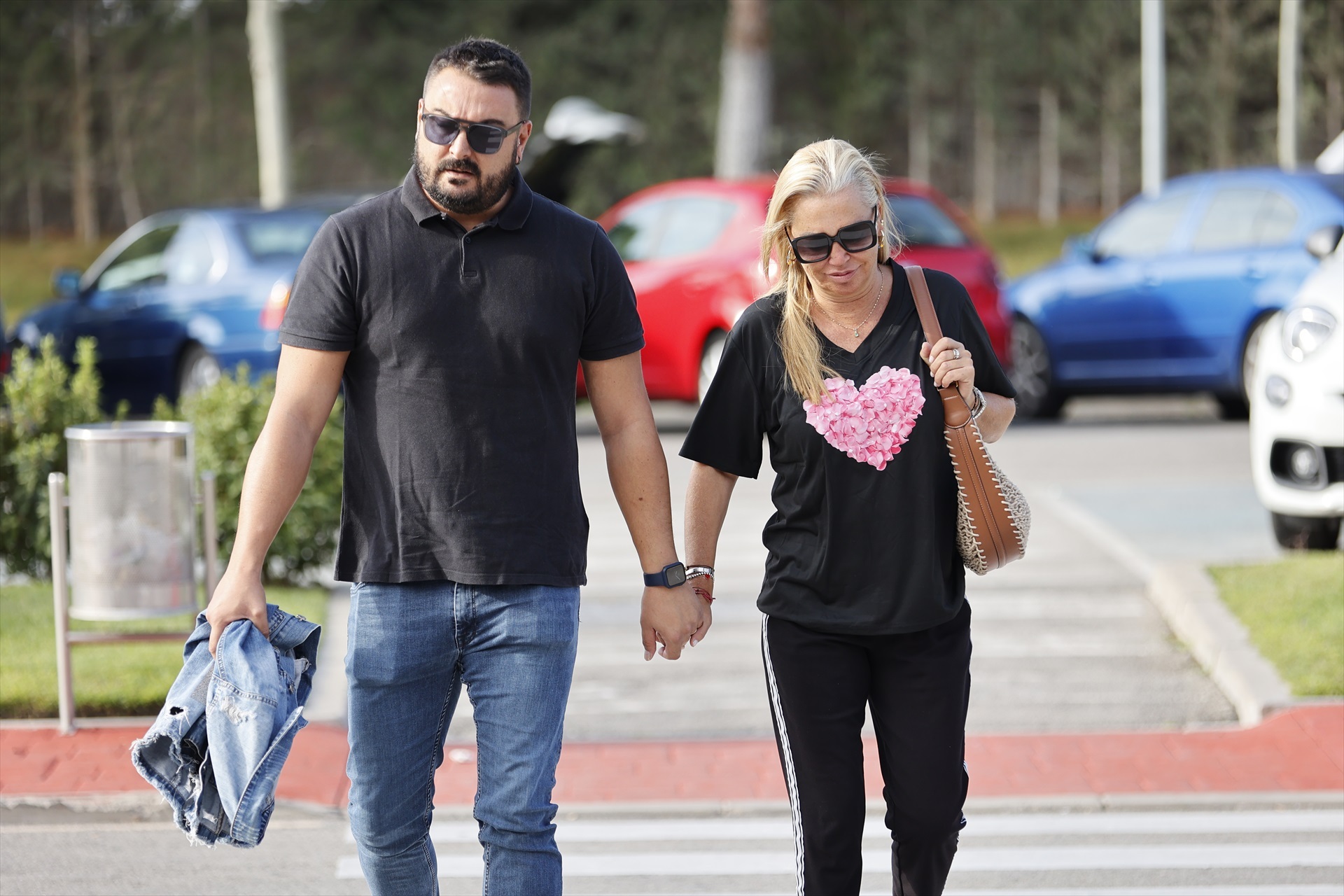 Belén Esteban llega al tanatorio de Tres Cantos tras el fallecimiento de Jimmy Giménez-Arnau acompañada por su marido Miguel Marcos. / Antonio Gutiérrez