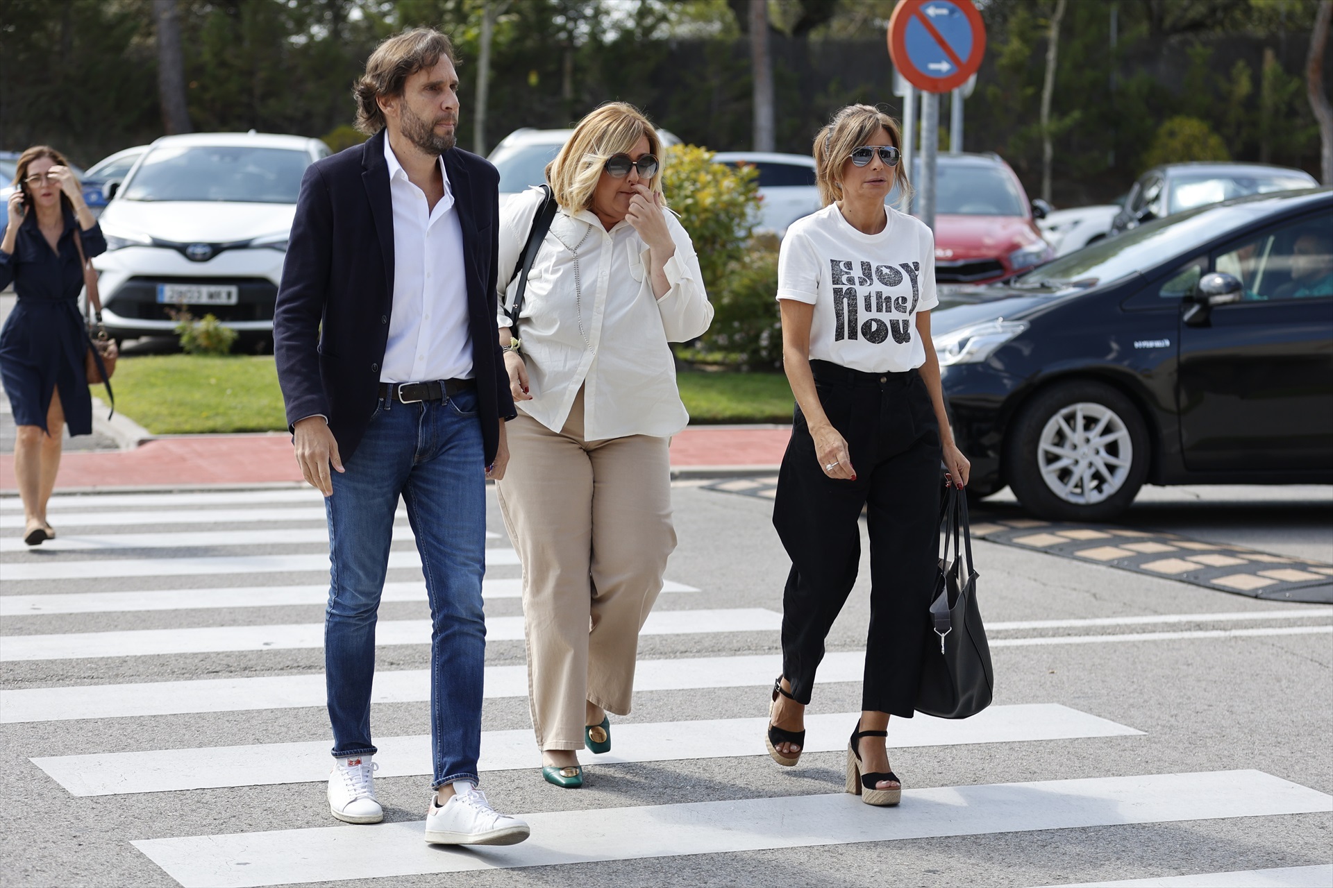 Alberto Díaz, Pilar Vidal y Gema López a su llegada al tanatorio de Tres Cantos. / Antonio Gutiérrez