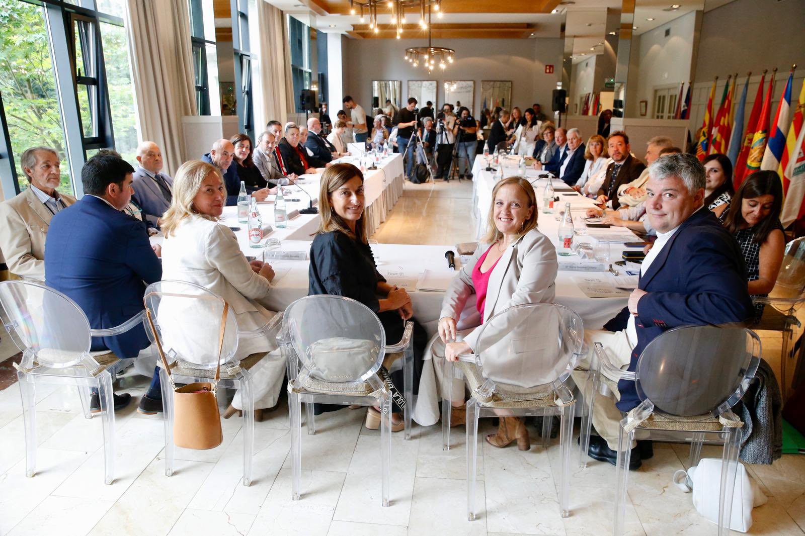 Buruaga acude con Isabel Urrutia, Luis Ángel Agüeros y Luis Ángel Agüeros, al X Encuentro de Casas de Cantabria. / A.E.