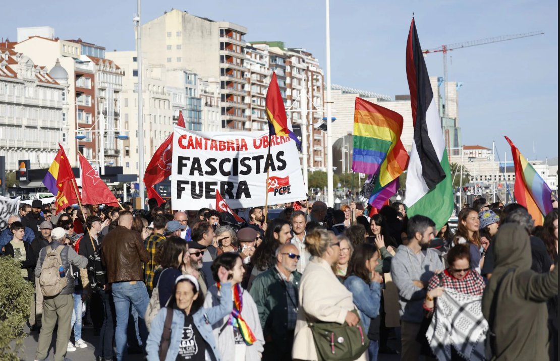 Los manifestantes portaban banderas, comunistas y palestinas. / X