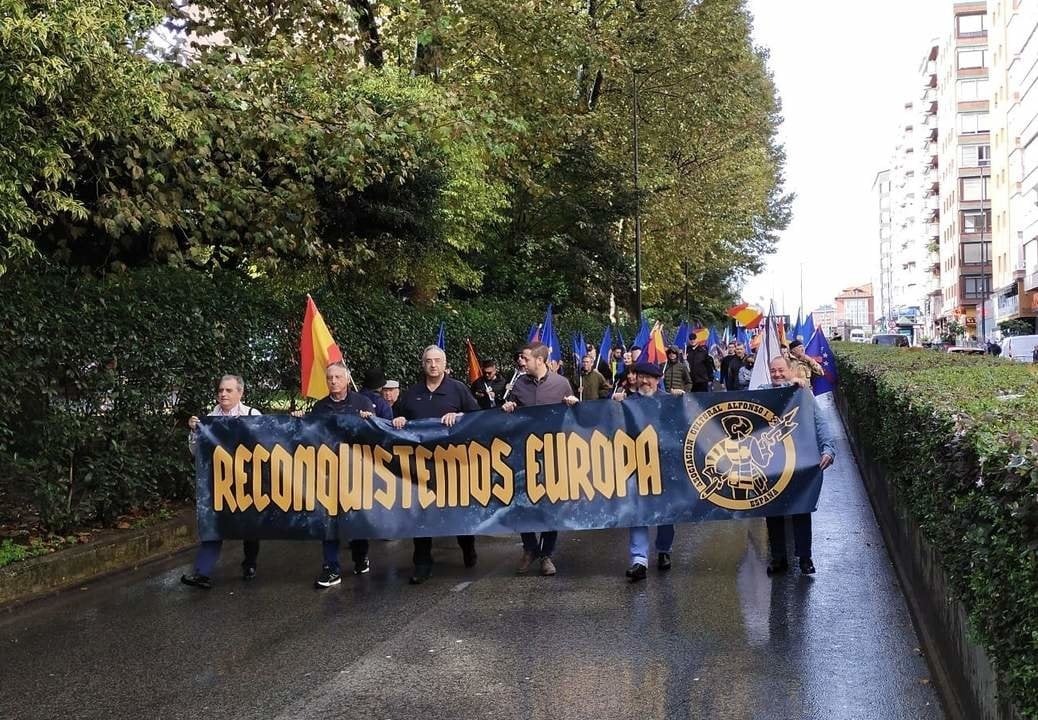 Los manifestantes de la Asociación con las banderas de España.