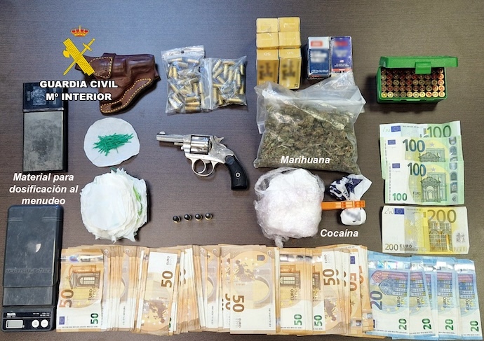 Agentes de la Guardia Civil durante la operación en la que se incautó una importante cantidad de droga en Reinosa.