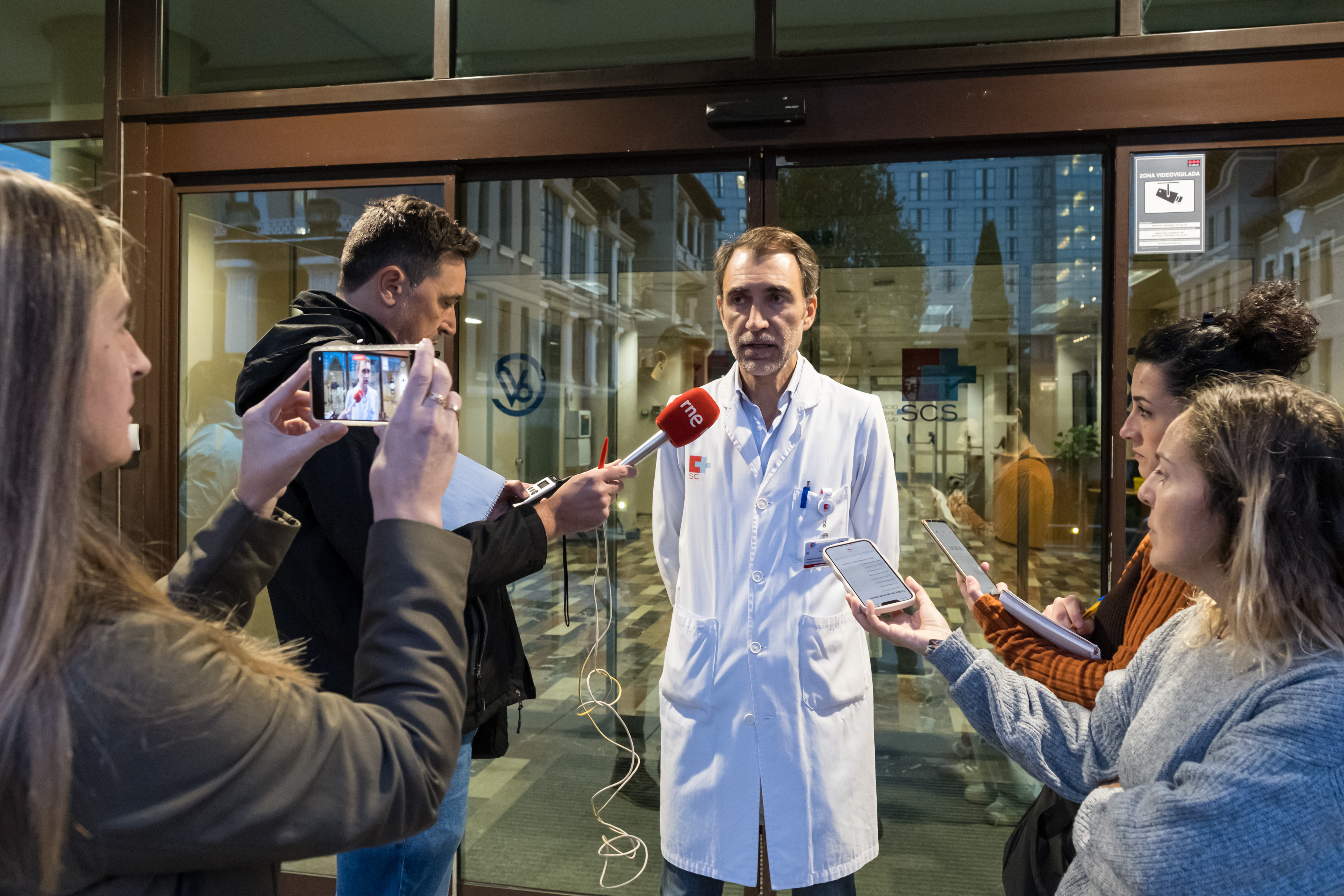 Ramón Herrería, director médico de Valdecilla, informa sobre los ingresados en el hospital por la explosión del edificio en La Albericia. 26 de octubre de 2024 © Raúl Lucio