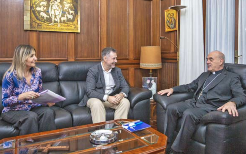 El consejero de Cultura se reunió ayer con el obispo de Santander. / alerta