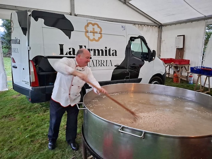 En la feria elaboraron más de 2.000 raciones de cocido. / feria de la alubia