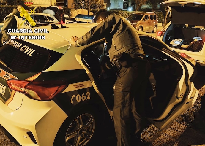 Agentes de la Guardia Civil junto a los dos detenidos durante el control preventivo de tráfico en el que fueron arrestados por un presunto delito de tráfico de drogas.