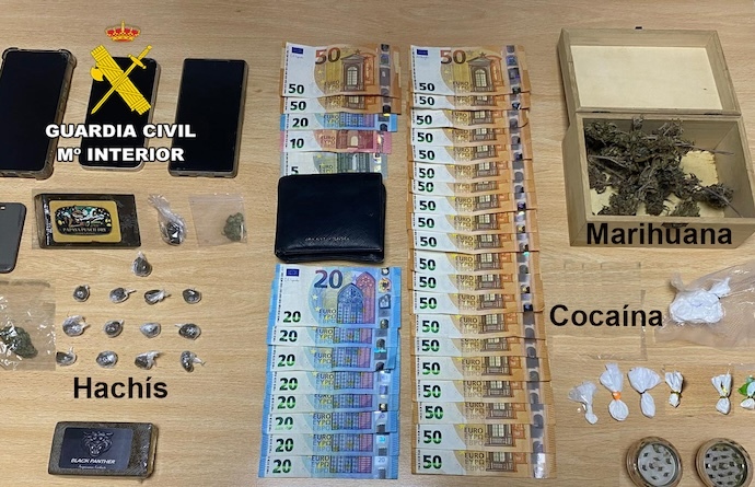 Material incautado durante el control preventivo de tráfico, que incluye diversas sustancias estupefacientes. Los agentes detuvieron a dos varones por presunto tráfico de drogas.
