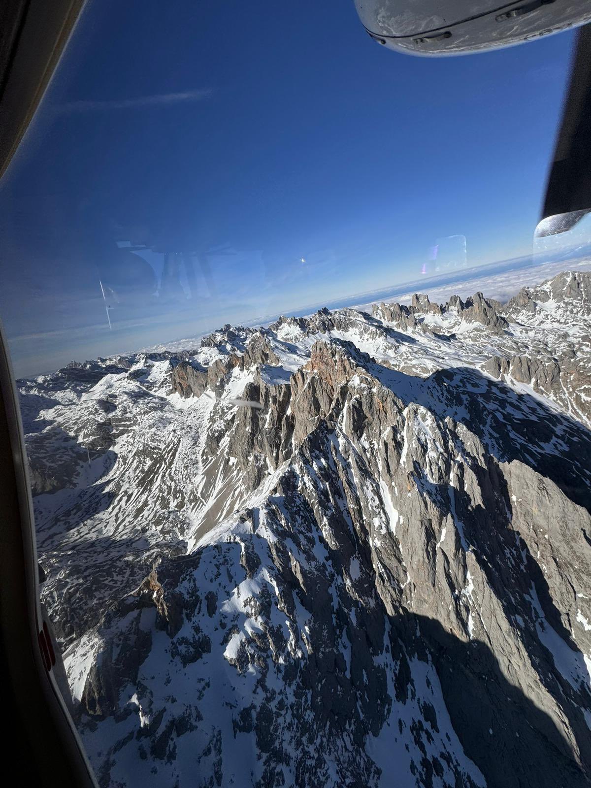 Vista aérea de los Picos de Europa captada desde el helicóptero medicalizado durante el operativo de rescate en Peña Vieja, Camaleño. - Foto: 112 Cantabria