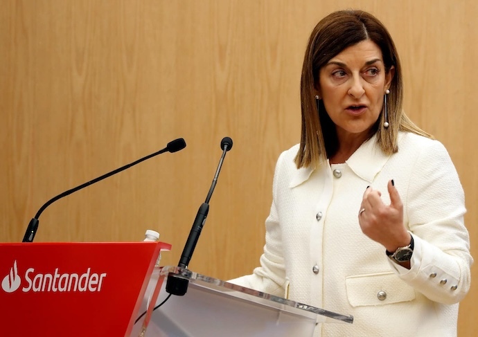 La presidenta de Cantabria, María José Sáenz de Buruaga, durante su intervención destacando el récord de inversiones privadas en la región.