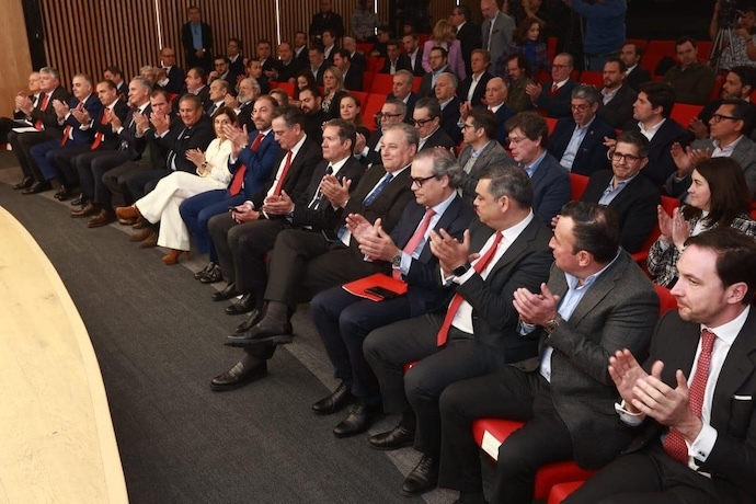 Empresarios, autoridades y asistentes aplauden durante la presentación de las inversiones históricas impulsadas por el Gobierno de Cantabria.