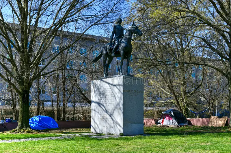 Estatua de Bernardo de Gálvez frente al Departamento de Estado en Washington DC Este monumento rinde homenaje al héroe español de la Guerra de Independencia de los Estados Unidos, cuya valentía y estrategia militar fueron fundamentales para derrotar a los británicos en el sur. En 2014, Gálvez fue reconocido como ciudadano honorario de los Estados Unidos por su apoyo decisivo a la causa americana.