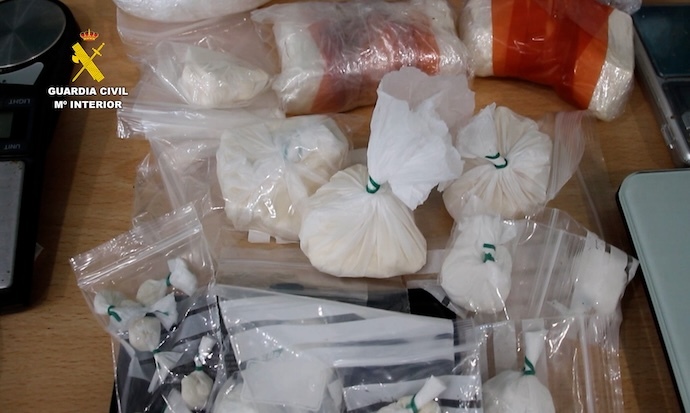 Drogas incautadas en los registros, incluyendo cocaína, speed y hachís, listas para su distribución.