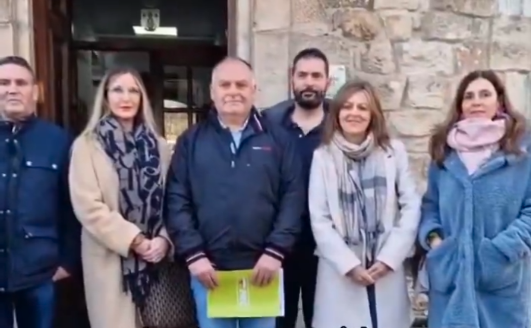 El grupo de ediles del PRC y PSOE posa tras presentar la moción de censura con la que pretenden recuperar el poder municipal. / X